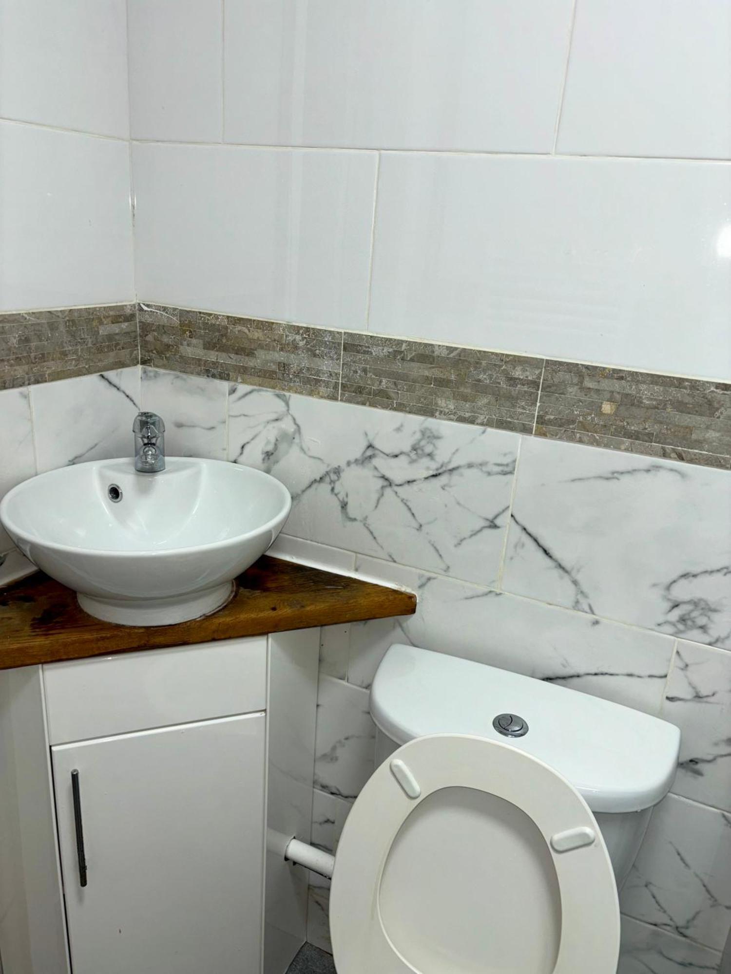Stainless Guests House Hotel Дъдли Екстериор снимка