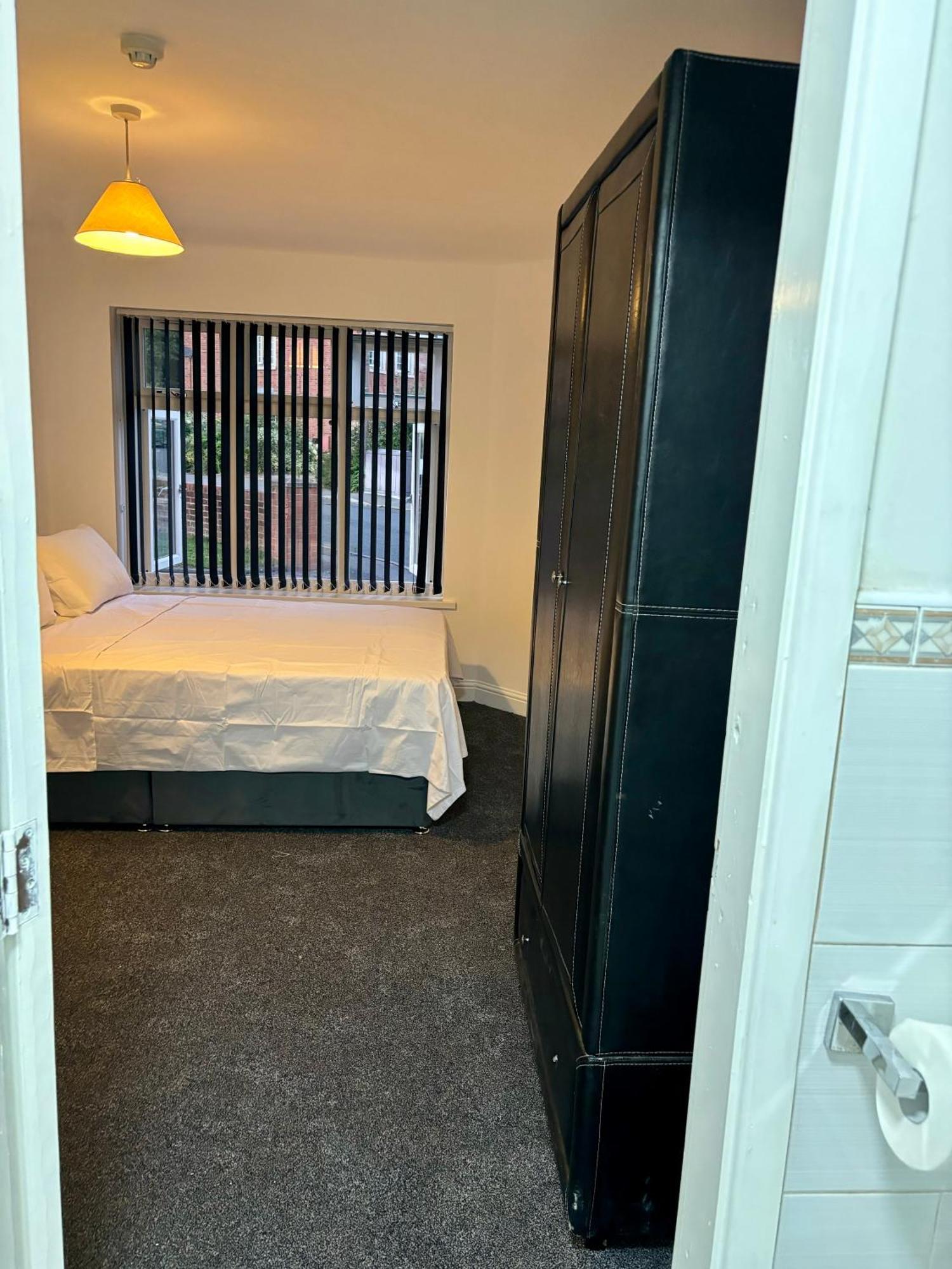 Stainless Guests House Hotel Дъдли Екстериор снимка