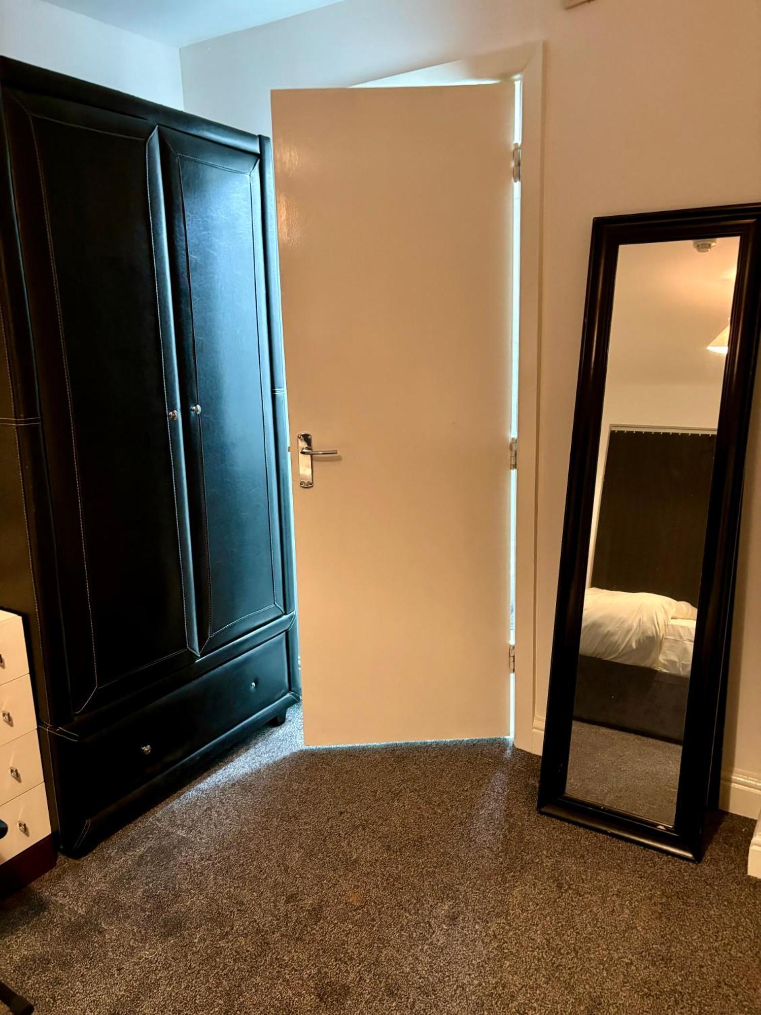 Stainless Guests House Hotel Дъдли Екстериор снимка
