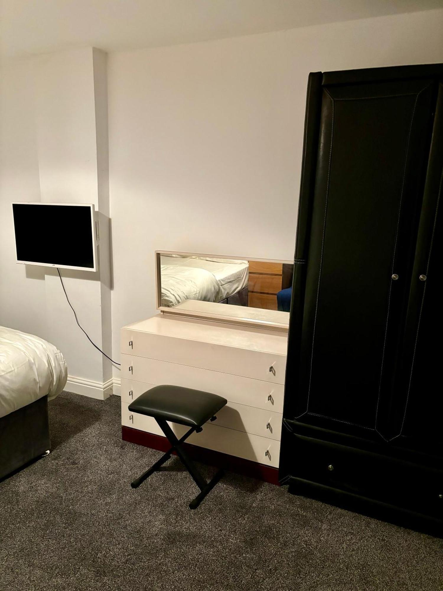 Stainless Guests House Hotel Дъдли Екстериор снимка