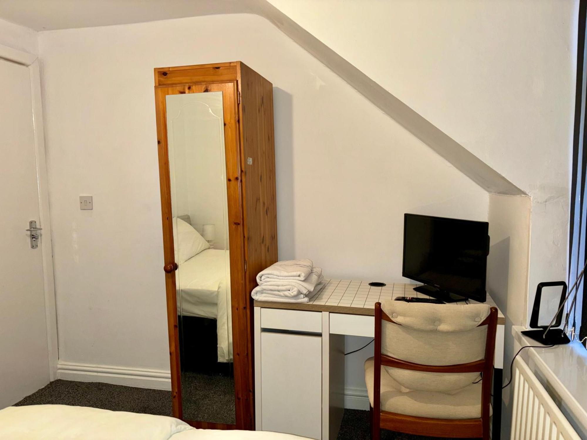 Stainless Guests House Hotel Дъдли Екстериор снимка