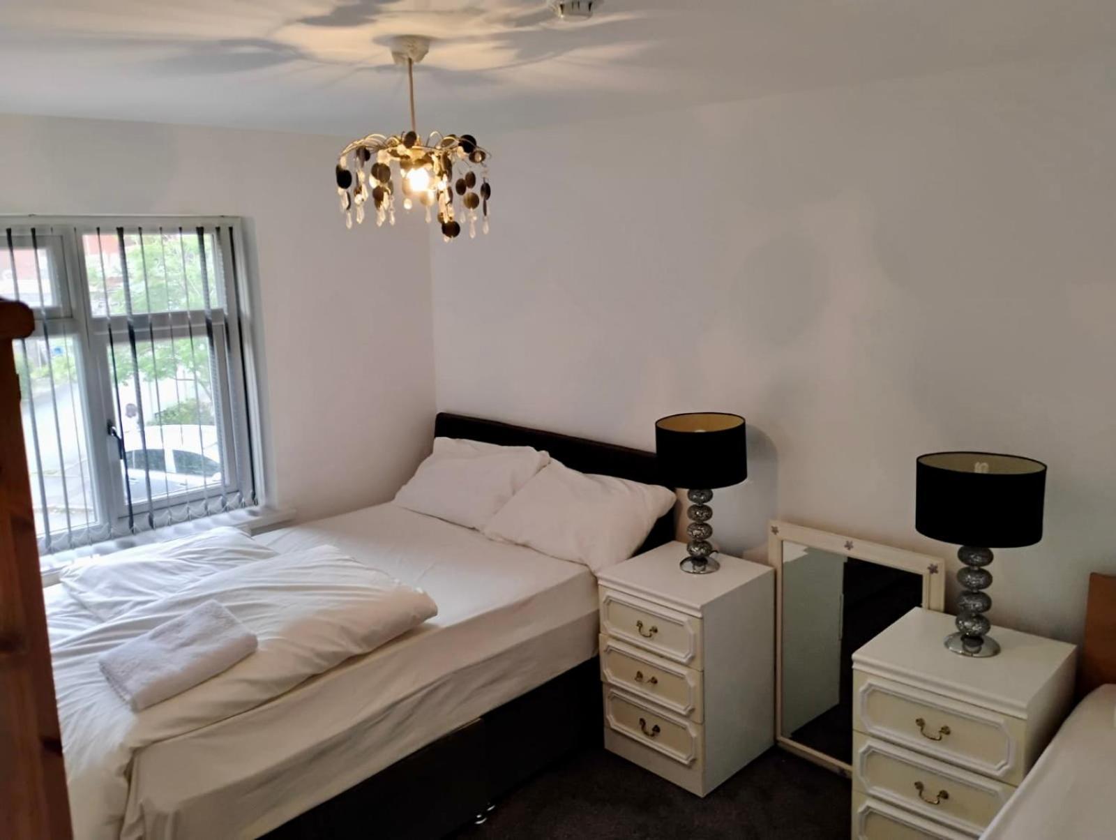 Stainless Guests House Hotel Дъдли Екстериор снимка